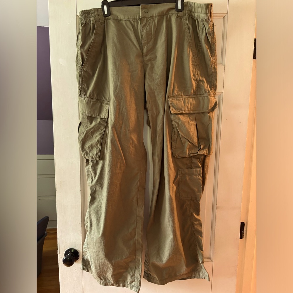 Divided women’s army green light weight cargo pants size 18